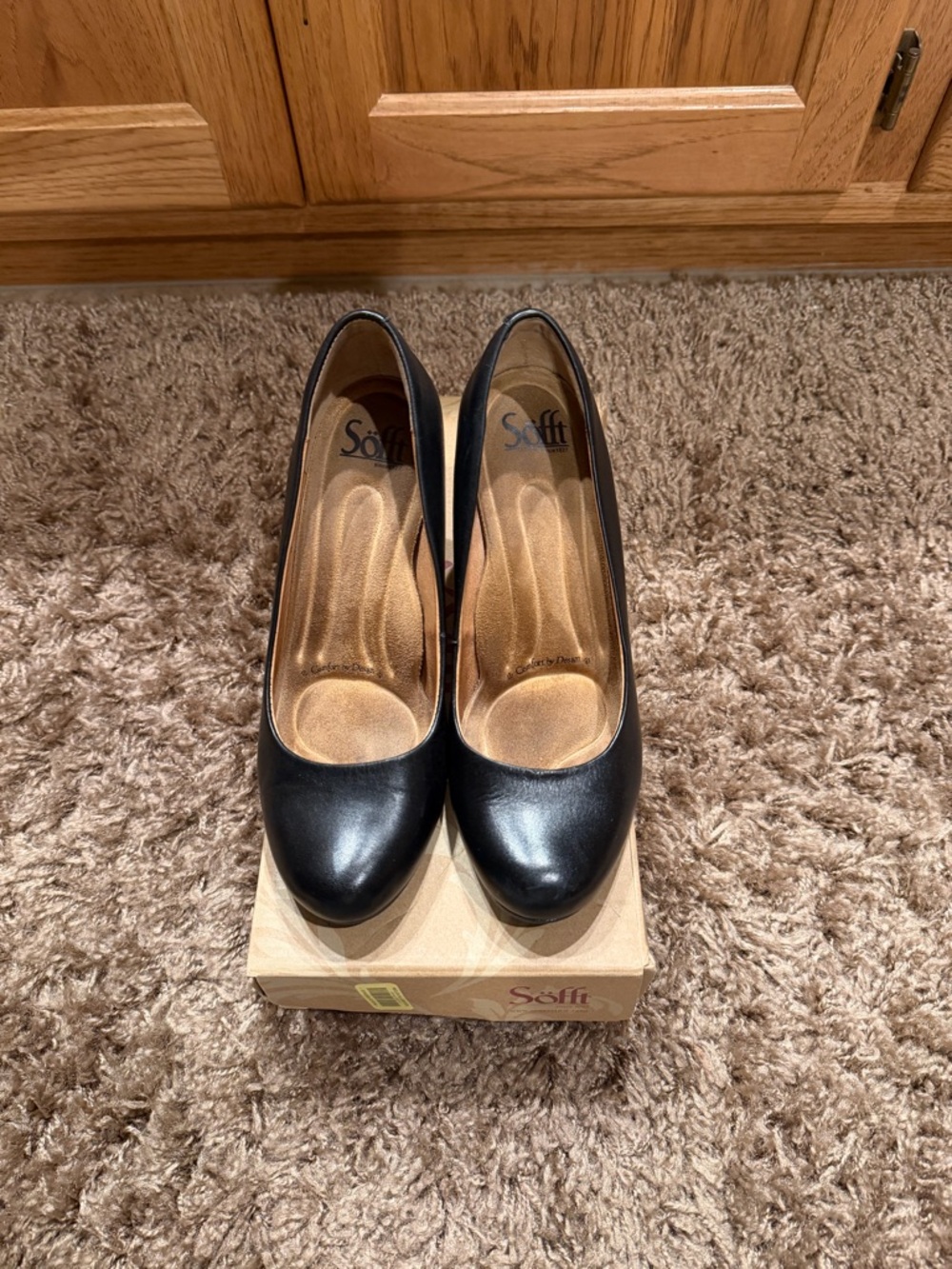 Sofft Madina Black Leather Round-Toe Pumps